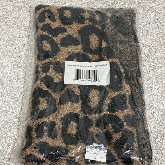 NWT Kensie Leopard Print Fuzzy Scarf - Picture 5 of 7